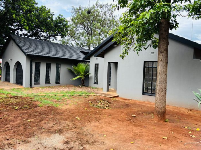For Sale: House in Impala Park with 3 beds, flatlet, boreholes, and garages.