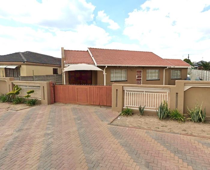 3-Bedroom House in Seshego For Sale with Large Yard and Water Tank.