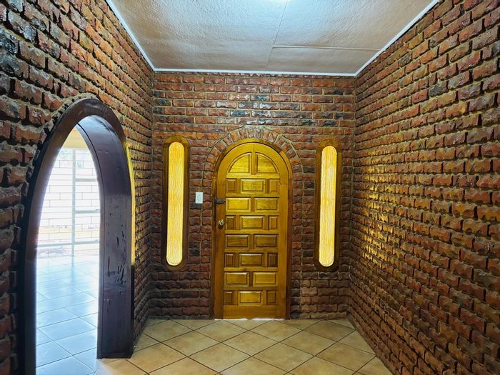 Chroompark House For Sale: Spacious living, pool, braai areas, and flatlet.