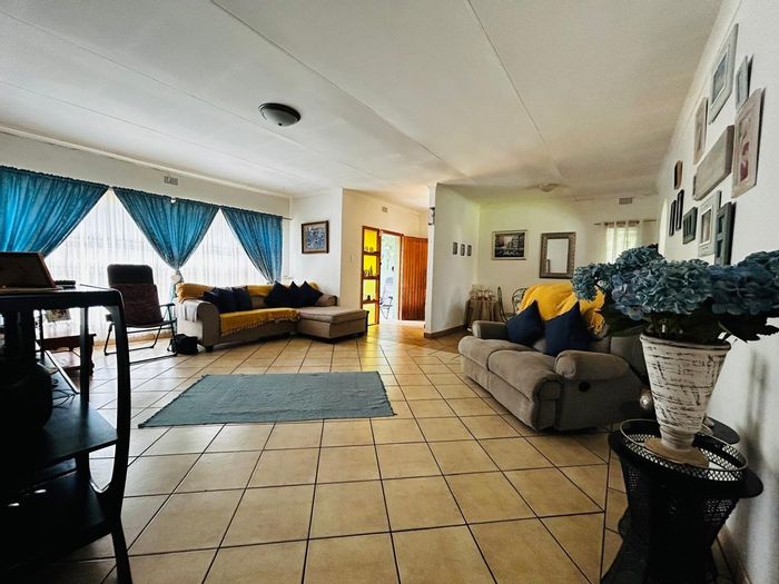 For Sale: House in Impala Park with garden, flat, and ample parking.