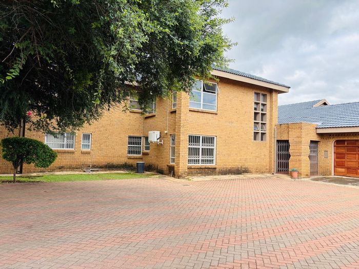 Chroompark House For Sale: 8 bedrooms, pool, flatlet, borehole, ample parking.