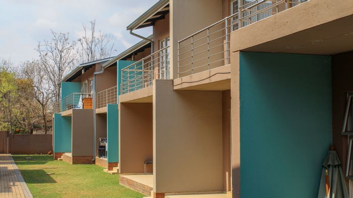 Die Bult Apartment For Sale: 2 Bedrooms, study area, balcony, secure parking.