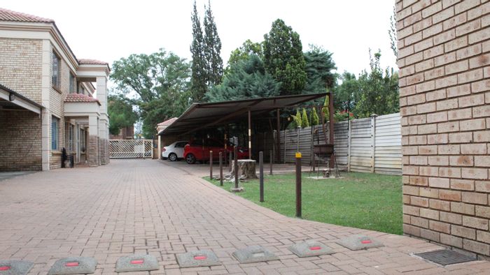 Die Bult Apartment For Sale: 2 Bedrooms, security features, open plan living, 2 carports.