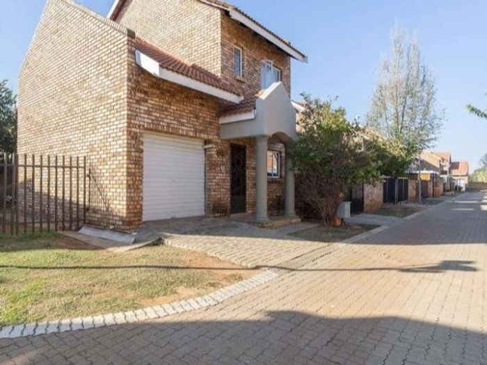 Baillie Park Townhouse For Sale: 2 Bedrooms, Open Plan Living, Secure Garden.