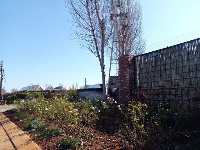 Vacant land for sale in Van Der Hoff Park, 598 m², secure estate.