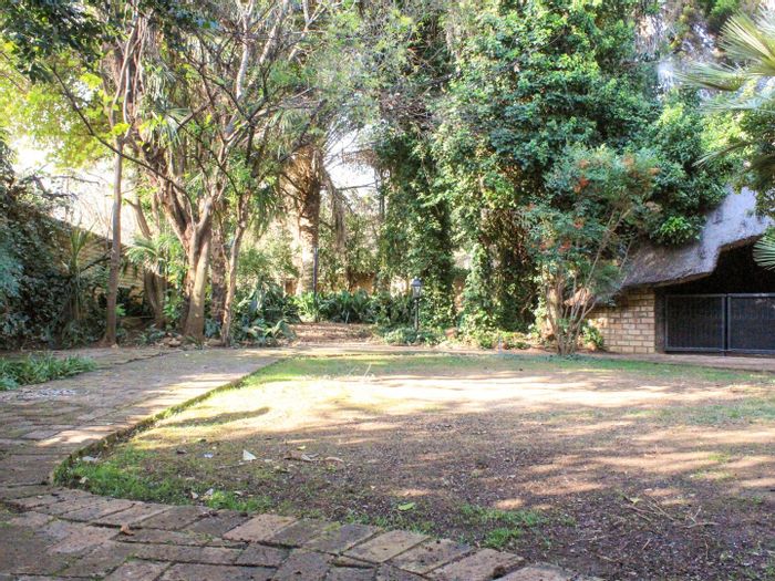 For Sale: House in Mooivallei Park with 3 beds, 4 garages, and income flats.