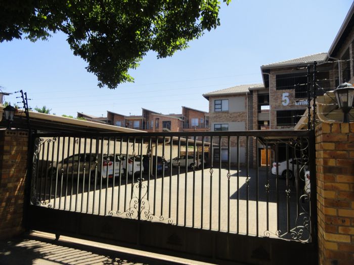 Die Bult Apartment For Sale: 1 bed, balcony, secure parking, near NWU amenities.