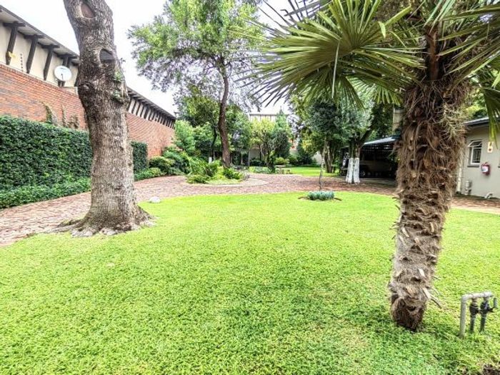 Die Bult House For Sale: 7 bedrooms, guest house potential, spacious garden, ample parking.