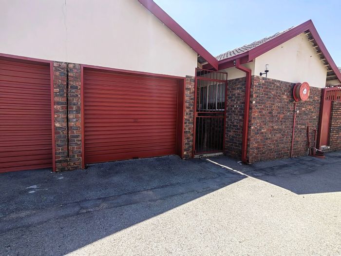 Townhouse For Sale in Kannoniers Park: 2 beds, garden, garage, pet-friendly complex.