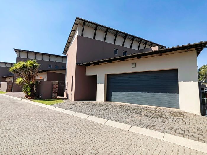 Baillie Park Townhouse For Sale: 3 beds, secure complex, pool, double garage.