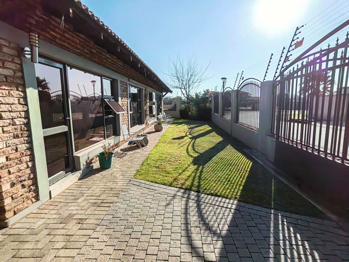 Grimbeeck Park House For Sale: 3 Bedrooms, 2 Bathrooms, Double Garage, Spacious Yard.