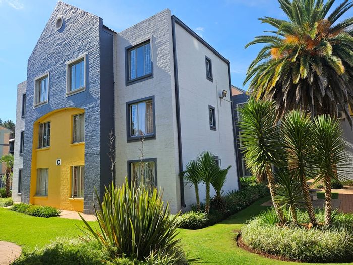 Die Bult Apartment For Sale: Secure complex, pool, braai area, ideal investment.