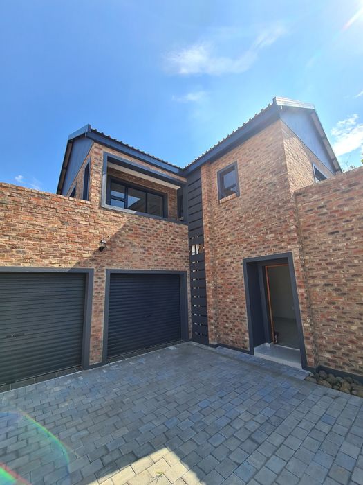 For Sale: 3-Bedroom Townhouse in Vyfhoek AH with secure parking and outdoor space.