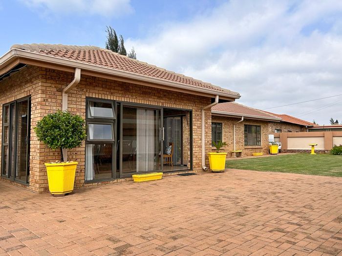 Baillie Park House For Sale: 3 bedrooms, enclosed patio, landscaped garden, secure complex.