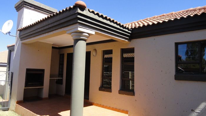 Baillie Park Townhouse For Sale: 2 beds, 2 baths, patio, garden, double carport.