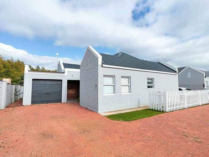 For Sale: Townhouse in Waterberry Estate with 3 beds, 2 baths, garage.