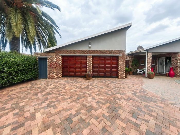 For Sale: Spacious Miederpark house with 4 beds, flatlet, double garage, borehole.