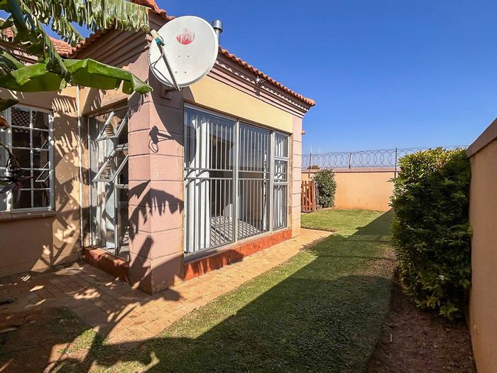 Baillie Park Townhouse For Sale: 3 bedrooms, fireplace, inverter, JoJo tank.