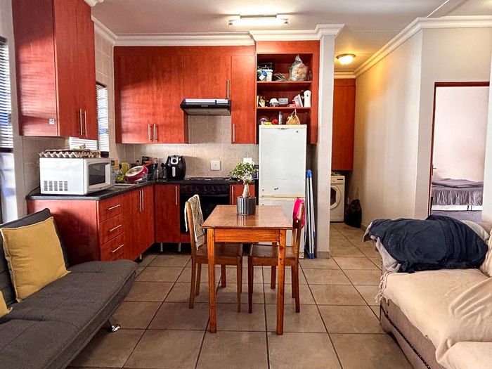 Die Bult Apartment For Sale: 2 bedrooms, secure parking, communal braai area.