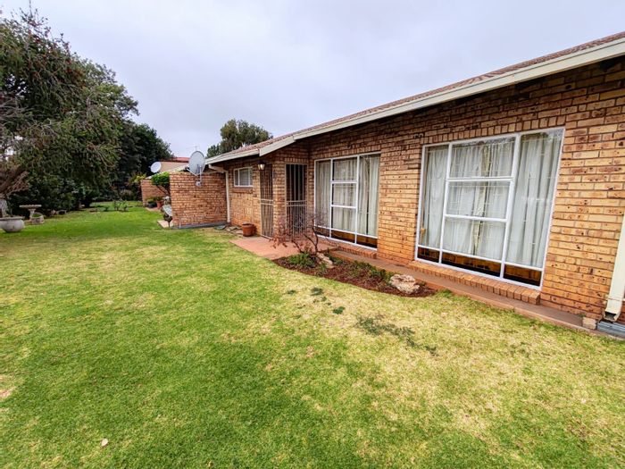 Townhouse For Sale in Potchefstroom Central: 3 Bedrooms, garage, secure complex.