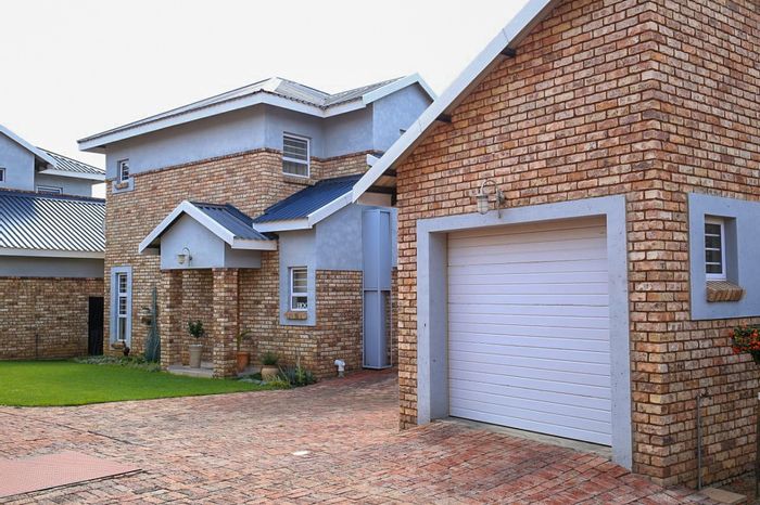 For Sale: Townhouse in Miederpark with garden, braai, and pet-friendly options.