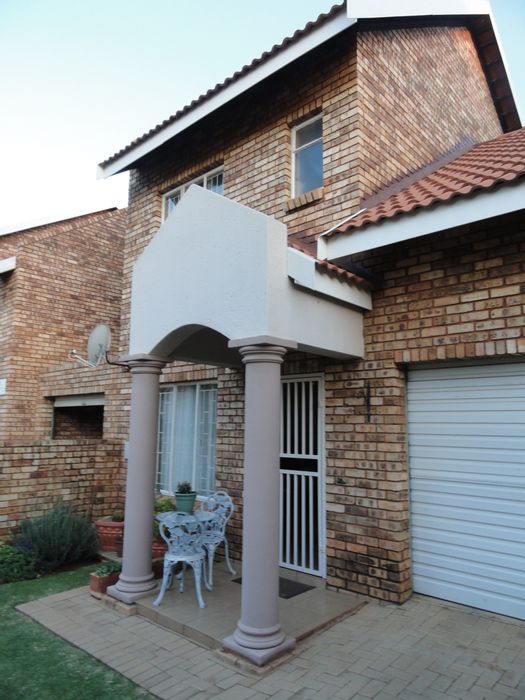 Baillie Park Townhouse For Sale: 2 beds, garden, garage, near schools.