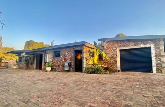 For Sale: House in Miederpark with flatlet, garage, and spacious outdoor area.