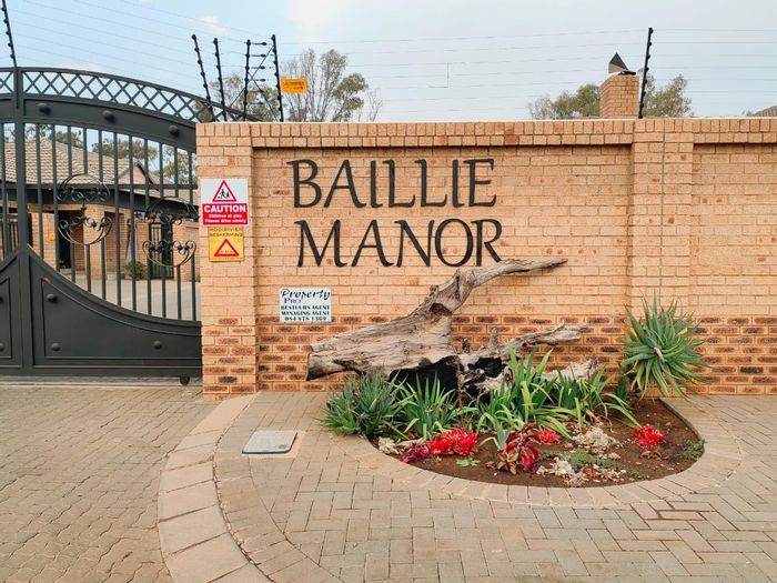 Baillie Park Townhouse For Sale: 3 Bedrooms, patio with braai, double garage.