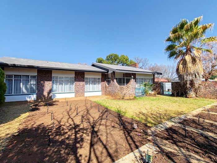 For Sale: Spacious 5-bedroom house in Miederpark with pool and borehole.