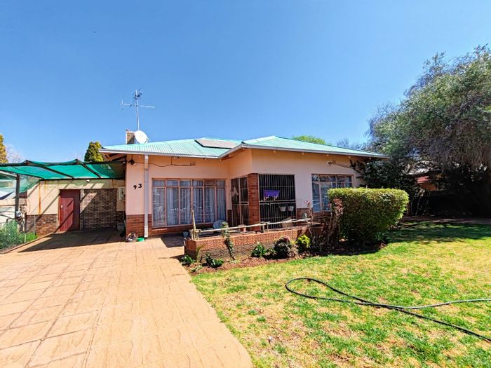 For Sale: House in Potchefstroom Central with pool, flatlet, and spacious yard.