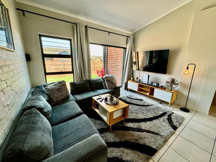 For Sale: Townhouse in Van Der Hoff Park with pool, clubhouse, and private patio.