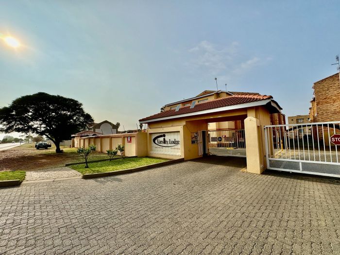 For Sale: Apartment in Kannoniers Park with pool, security, and parking.