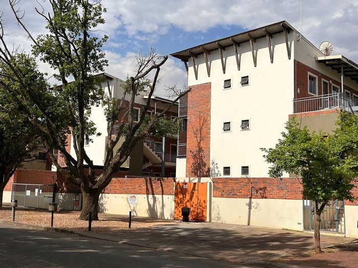 Ground-floor apartment in Die Bult with secure parking and private outdoor space. For Sale.