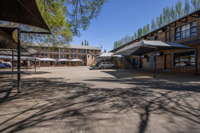 Die Bult Apartment For Sale: 1 Bedroom, secure complex, near NWU, carport included.