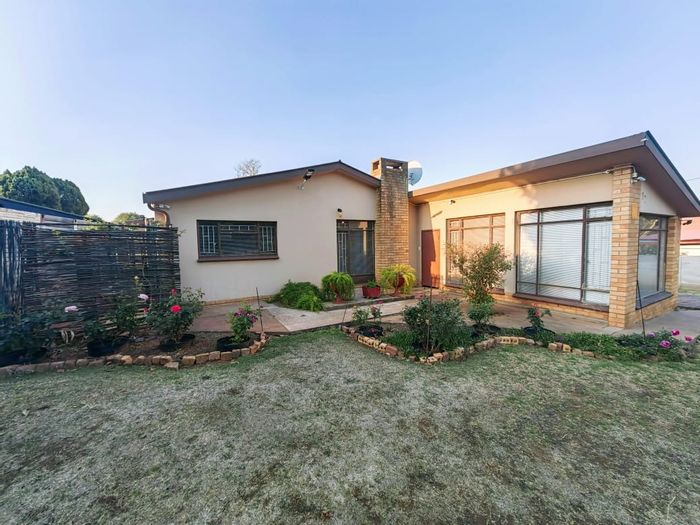 For Sale: House in Potchefstroom Central with 3 bedrooms, double garage, and spacious yard.