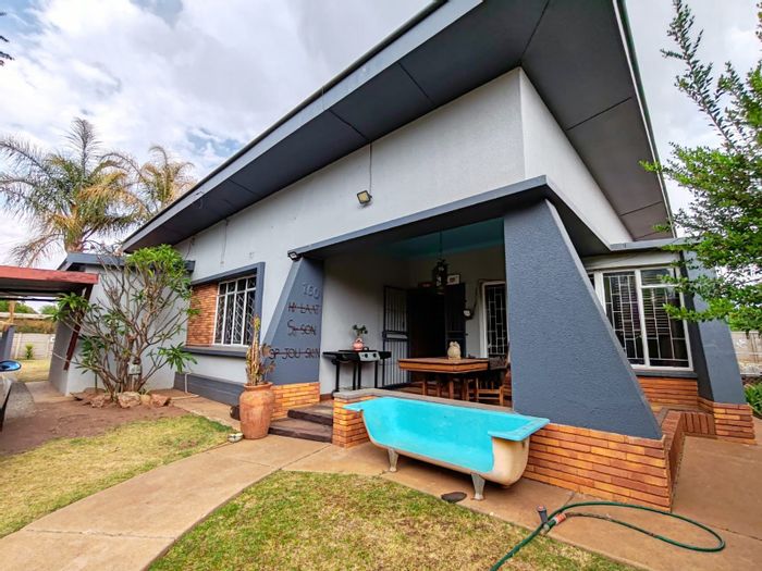 Potchefstroom Central House For Sale: 4 beds, 2 baths, yard, jacuzzi, 2 flatlets.
