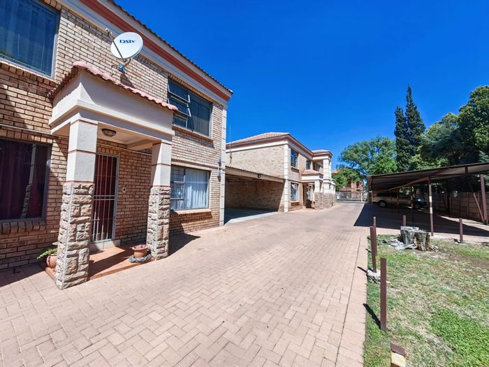 Die Bult Apartment For Sale: 2 Bedrooms, secure parking, near transport and amenities.