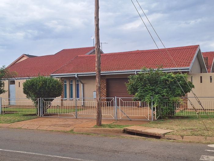 For Sale: Unique 5-Bedroom House in Mohadin with Spacious Living and Security Features.