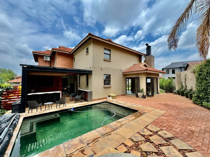 House for Sale in Grimbeeck Park: 5 Bedrooms, Indoor Braai, Solar Panels, Pool.