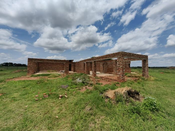 Grimbeeck Park For Sale: Vacant Residential Land with Foundation and Walls Ready.