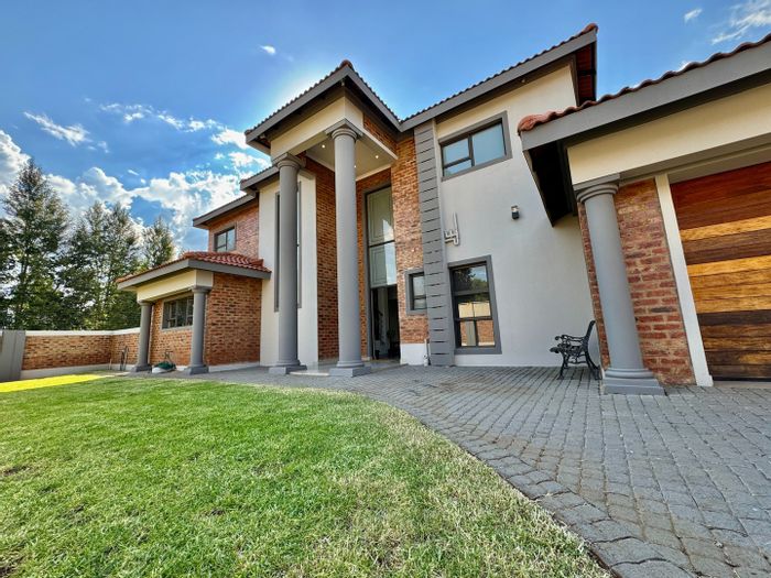 House for Sale in Grimbeeck Park: 3 Bedrooms, Solar System, Secure Living.