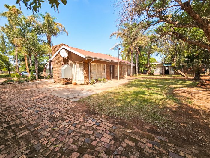 Andeon House For Sale: 5 bedrooms, multiple living spaces, large land for investment.