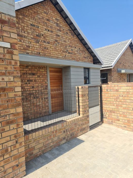 Die Bult Townhouse For Sale: 3 Bedrooms, secure with garden, near amenities.