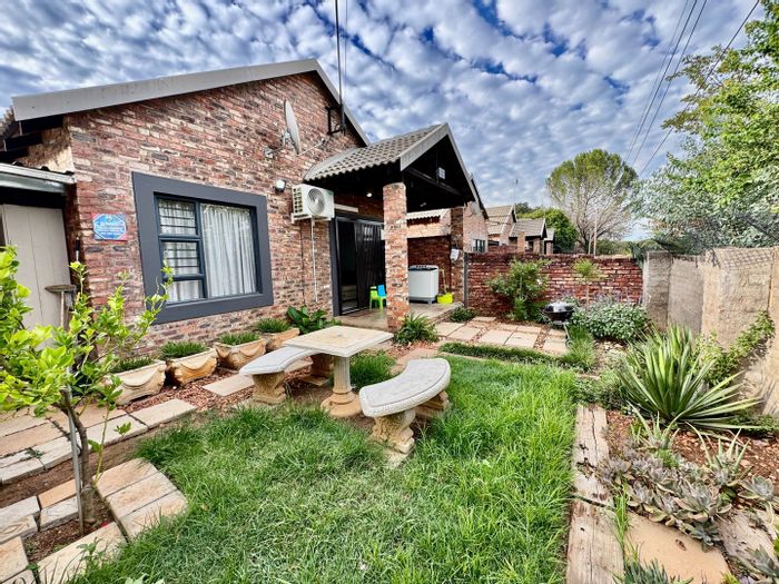 For Sale: 2-Bedroom Townhouse in Miederpark with pet-friendly garden and electric garage.