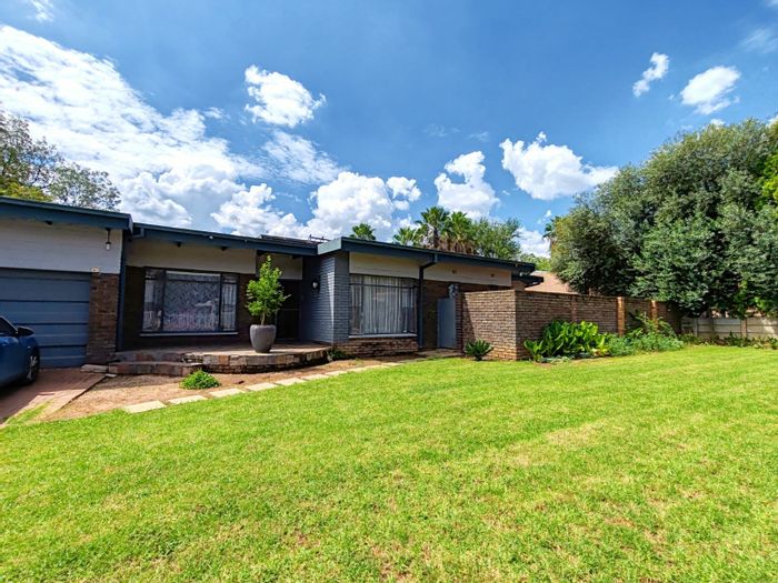 Baillie Park House For Sale: 3 beds, pool, flatlet, spacious yard, double garage.