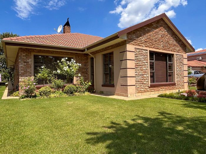 House For Sale in Tuscany Ridge: 3 beds, braai room, jacuzzi, landscaped garden.