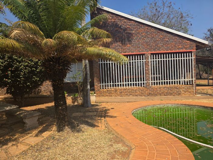 For Sale: Farm in Modderfontein AH with three houses, borehole, and ample space.