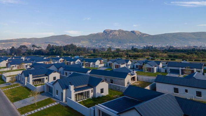 For Sale: House in Paarl South with 4 bedrooms, open-plan living, and customizable finishes.