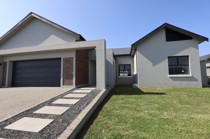 For Sale: House in Paarl South with 4 bedrooms, open-plan living, and customizable finishes.