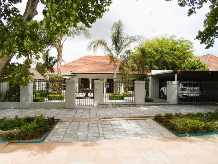 5-Bedroom House For Sale in Paglande: Air Conditioning, Pool, Entertainment Area, Versatile Space.